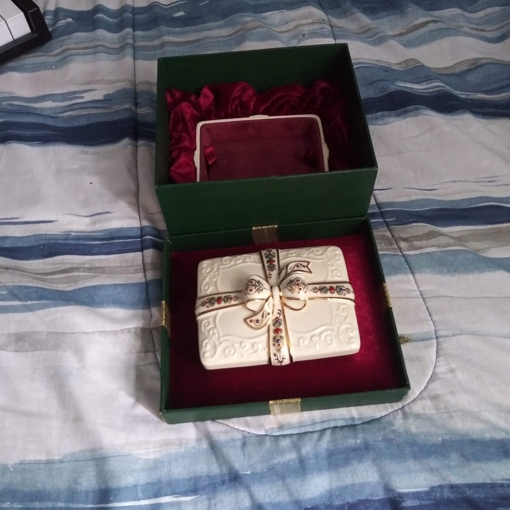 Jewelry box